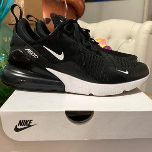 Nike women air max 270 black and white size 10